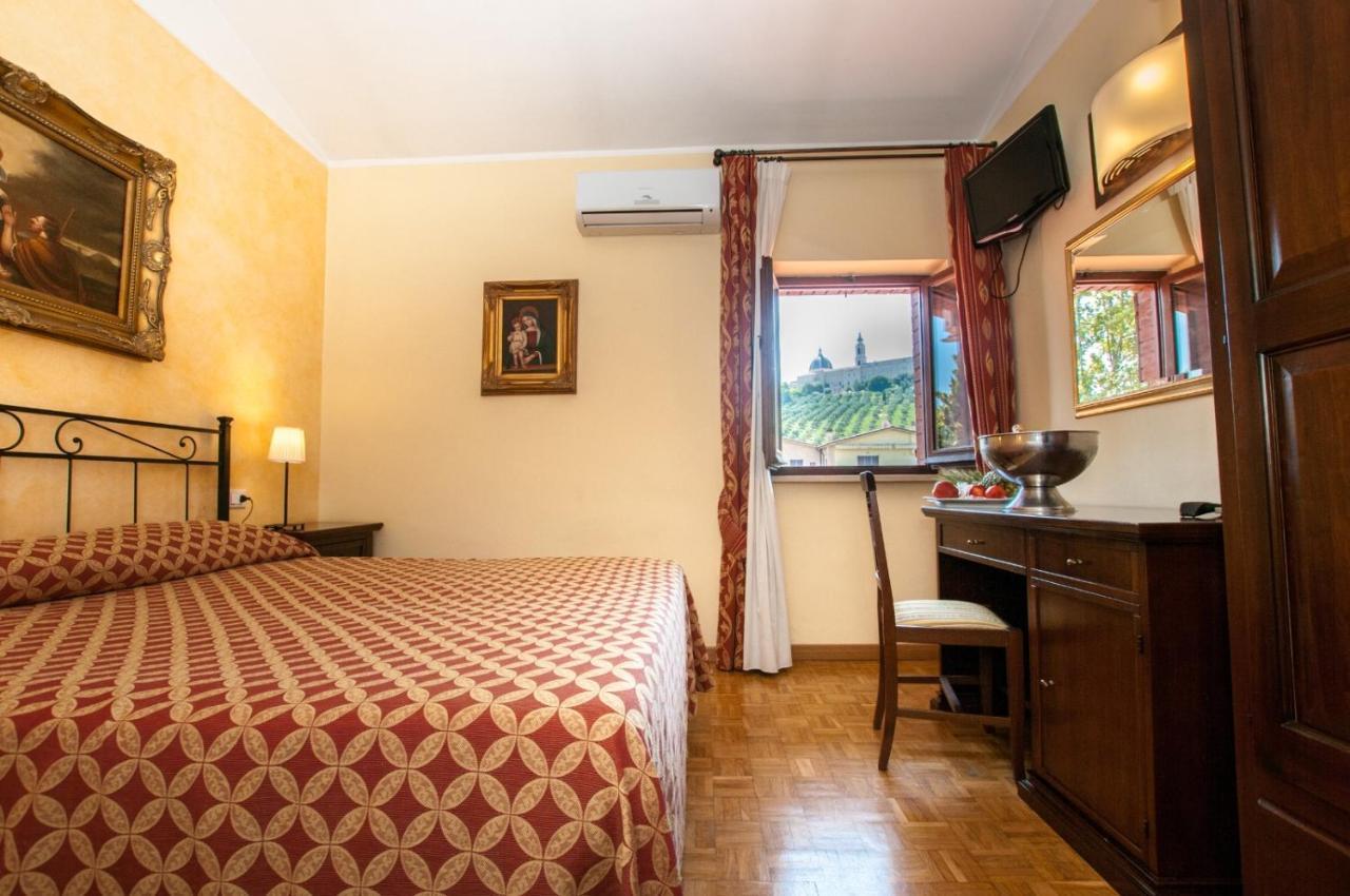 Hotel La Vecchia Fattoria à Loreto Extérieur photo