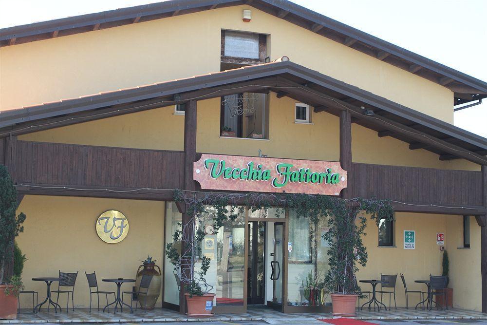 Hotel La Vecchia Fattoria à Loreto Extérieur photo
