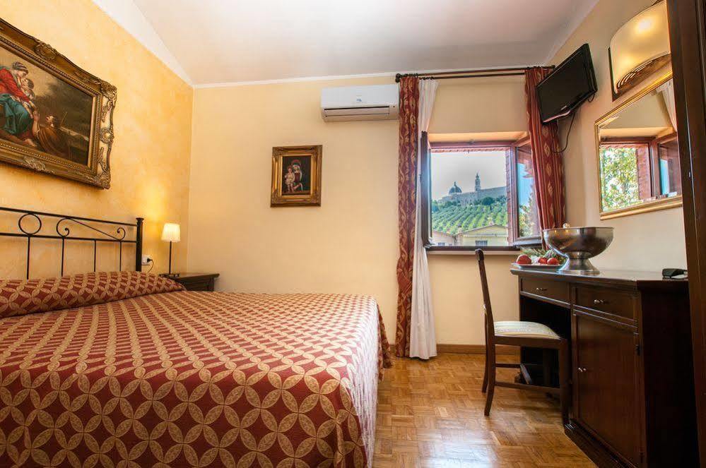 Hotel La Vecchia Fattoria à Loreto Extérieur photo